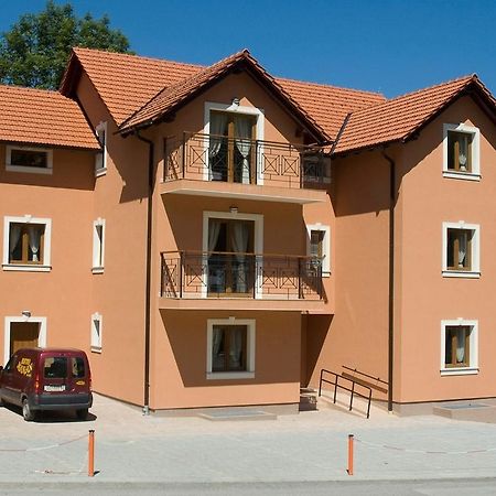 Apartments Manjan Красно Екстер'єр фото